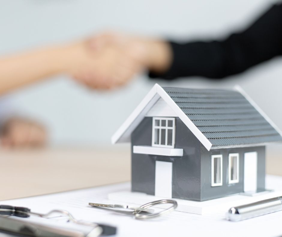 Online real estate course on laptop screen